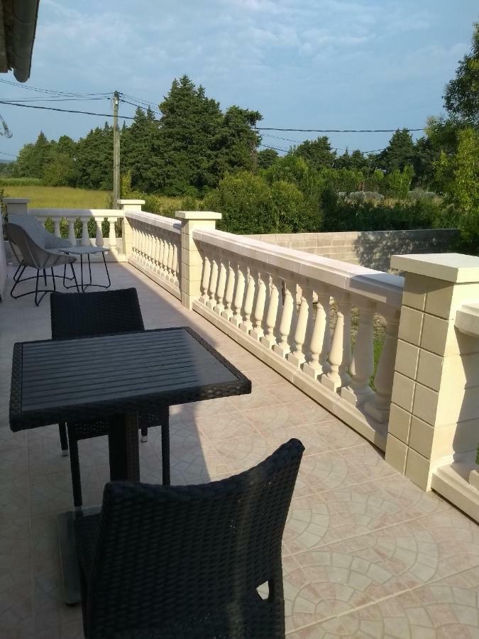 Maison 4 Etoiles Et Studio 3 Etoiles Independants Avec Piscine LʼIsle-sur-la-Sorgue Exteriér fotografie